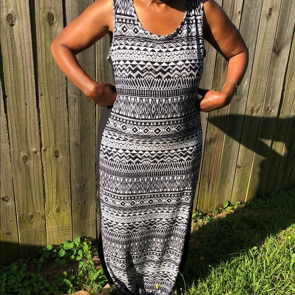 NWOT BLACK AND WHITE AZTEC PRINT SIDE SLIT MAXI DRESS - Picture 6 of 6